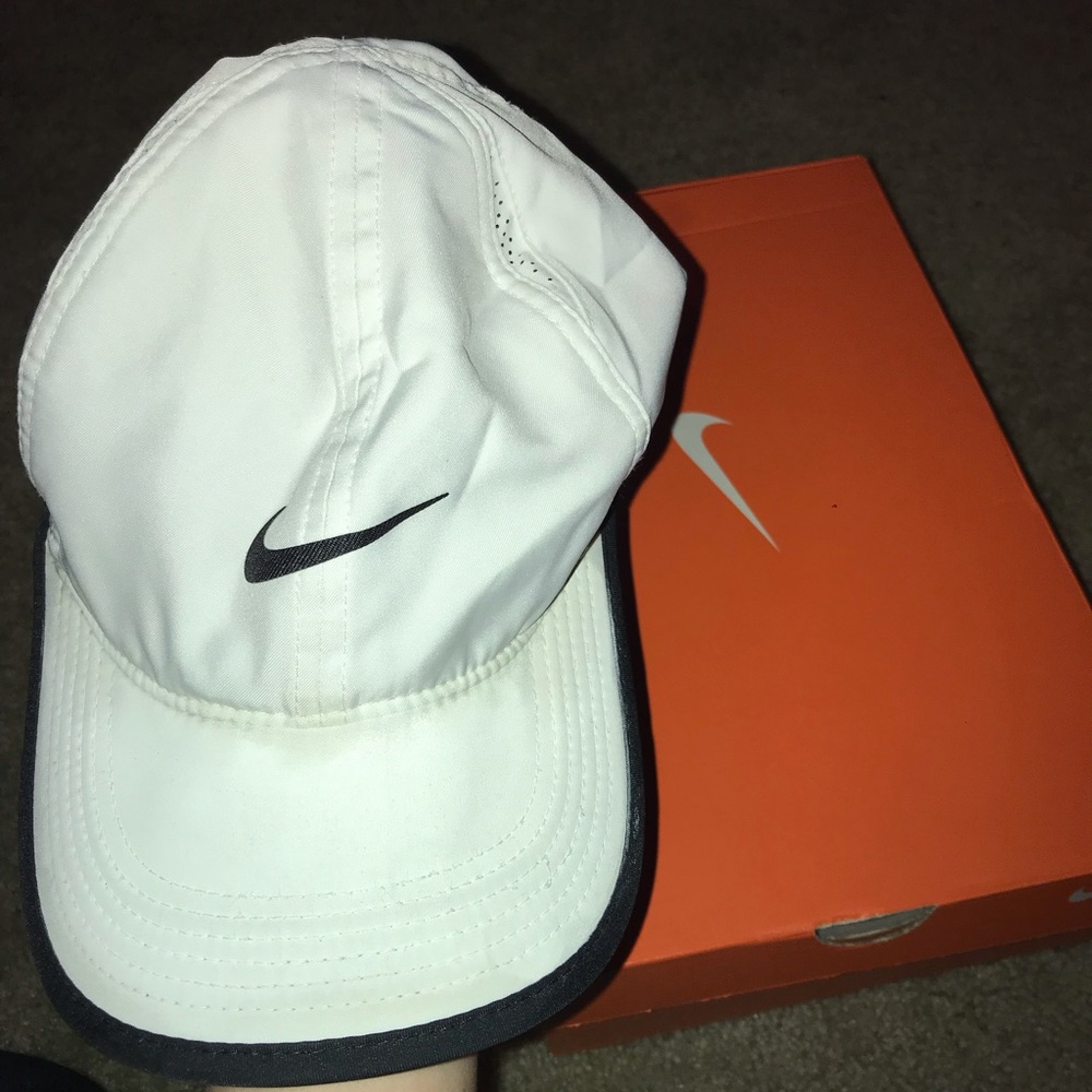 NIKE Featherlight Dry Fit Hat